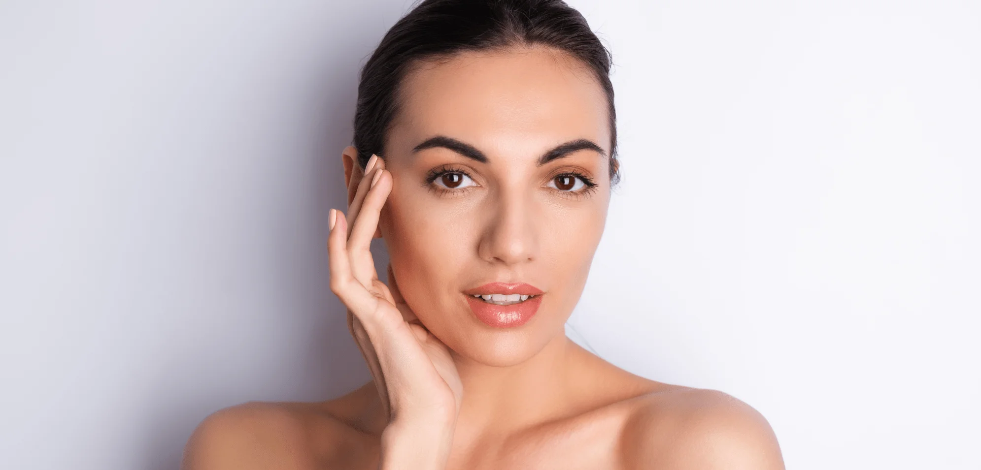 retrato-belleza-cercano-mujer-topless-piel-perfecta-labios-desnudos-regordetes-maquillaje-natural-sobre-fondo-blancox9-min